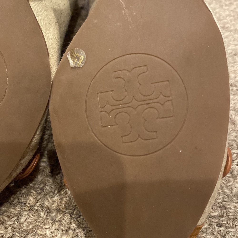 Tory Burch Offwhite/Brown open toe wedge sandal with 4 inch wooden heel. Sz. 8.5 - Picture 7 of 9